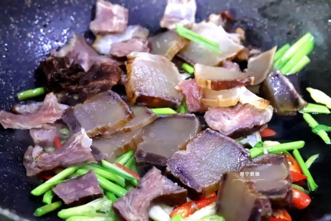 蒜苗炒腊肉的家常做法_四川正宗蒜苗炒腊肉-10