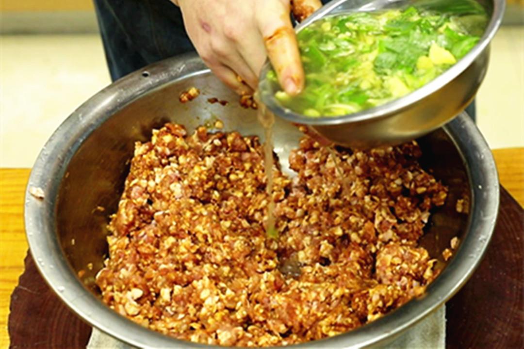 香菇鸡蛋饺子馅的做法（调饺子馅怎么调好吃又嫩）-9