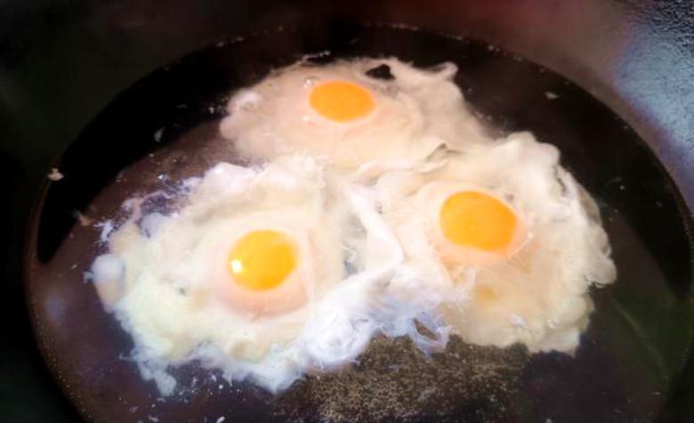 煮荷包蛋不散花的小技巧 水煮荷包蛋几分钟会熟？-3