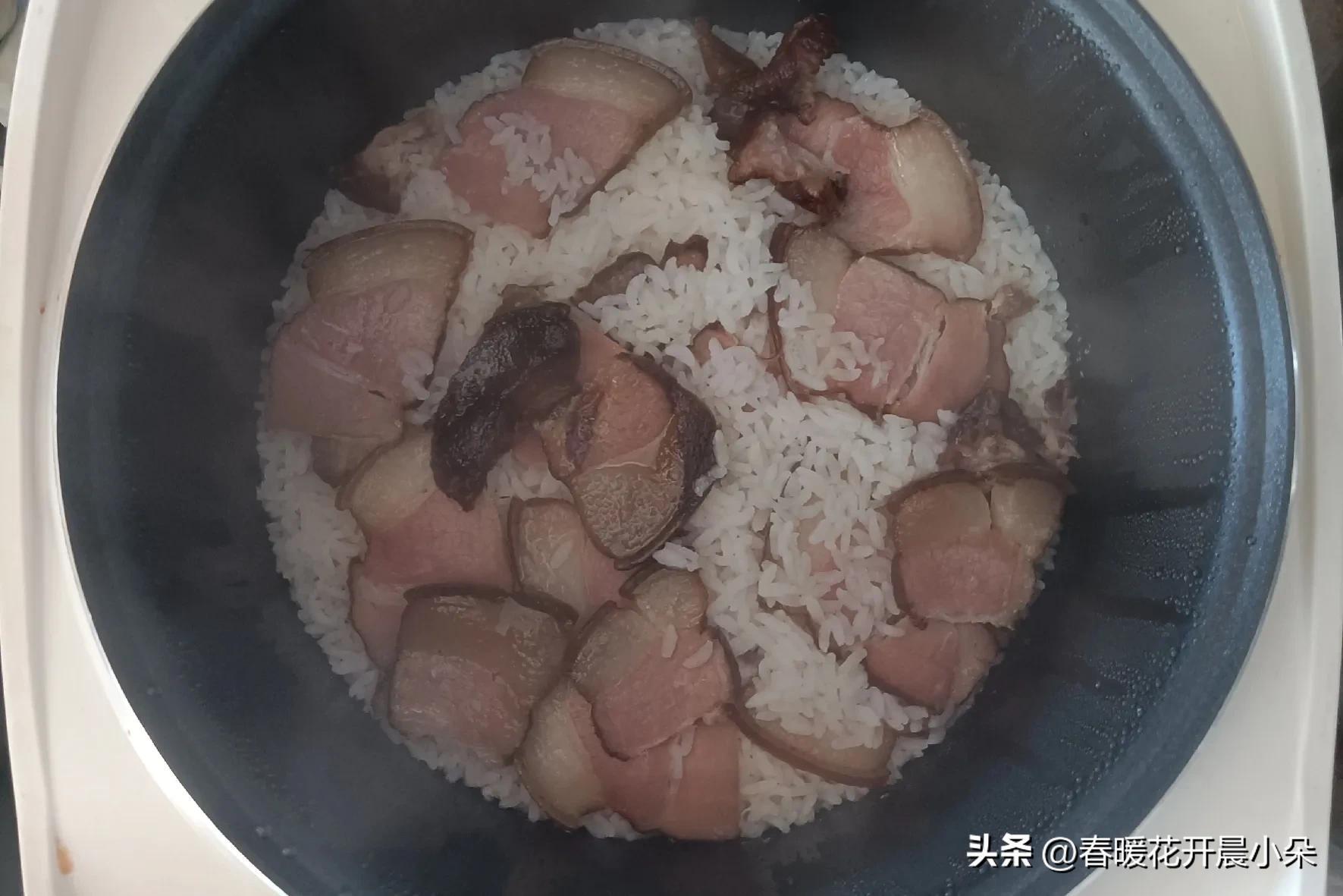腊肉饭的做法电饭煲放多少水（怎样做腊肉蒸饭）-3