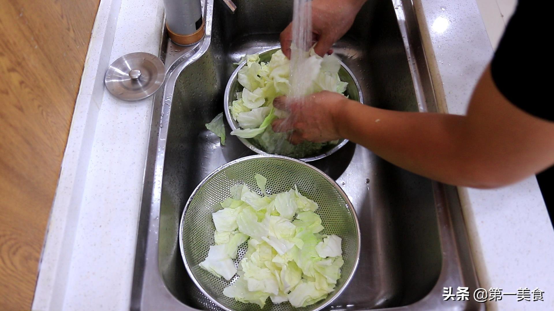 圆白菜炒肉怎么炒才好吃（五花肉炒卷心菜的做法）-2