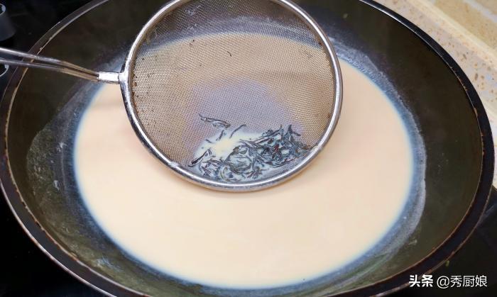 家庭自制奶茶的简单做法（奶茶在家怎么做才好喝）-6