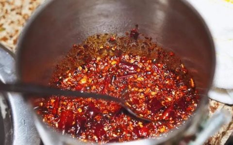 怎样炸辣椒油又香又辣又红_最简单炸辣椒油的方法