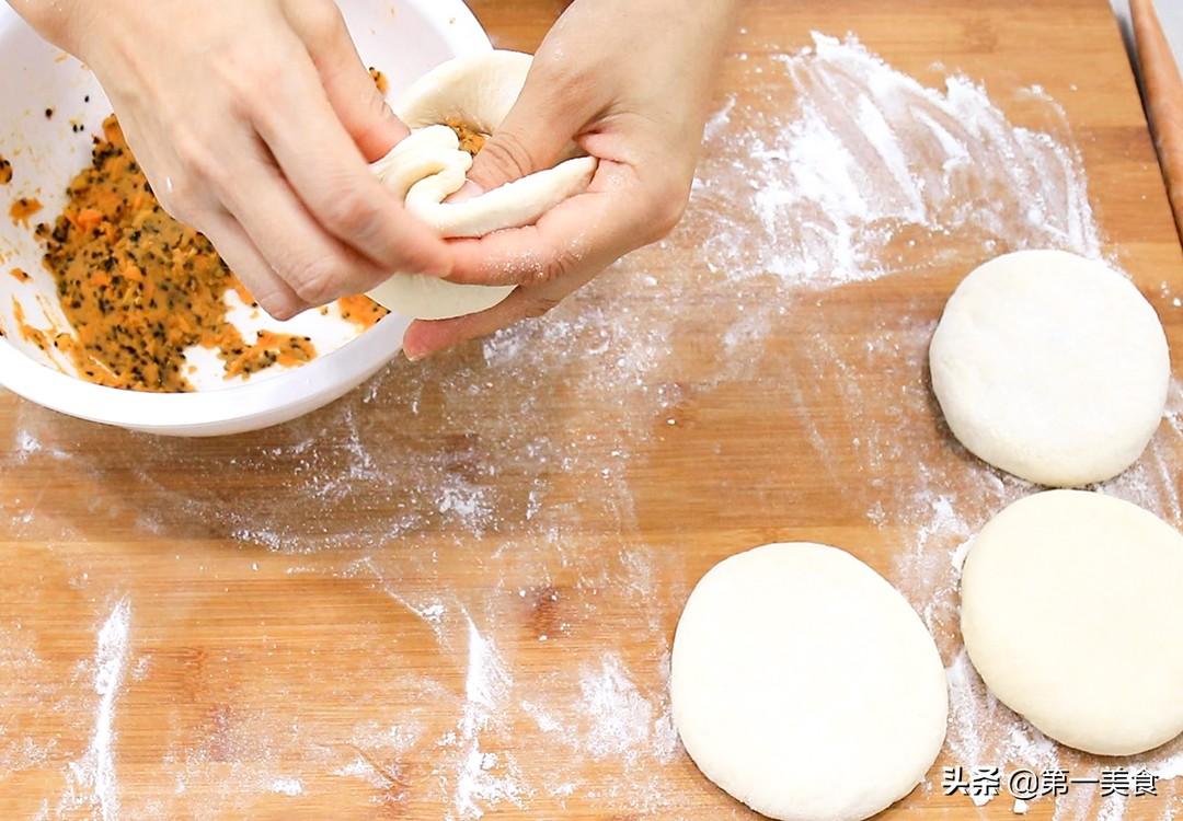 红薯做面食怎样做好吃又简单，红薯饼用面粉的做法-8