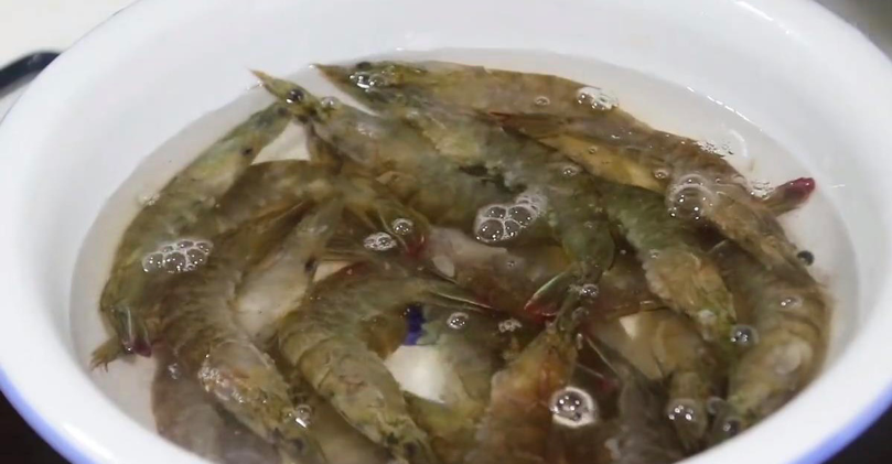 白灼虾的正确做法虾煮几分钟（白灼虾最好吃的做法）-4
