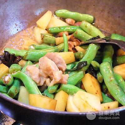 豆角炖土豆多久能熟透（豆角炖土豆怎么做）-5