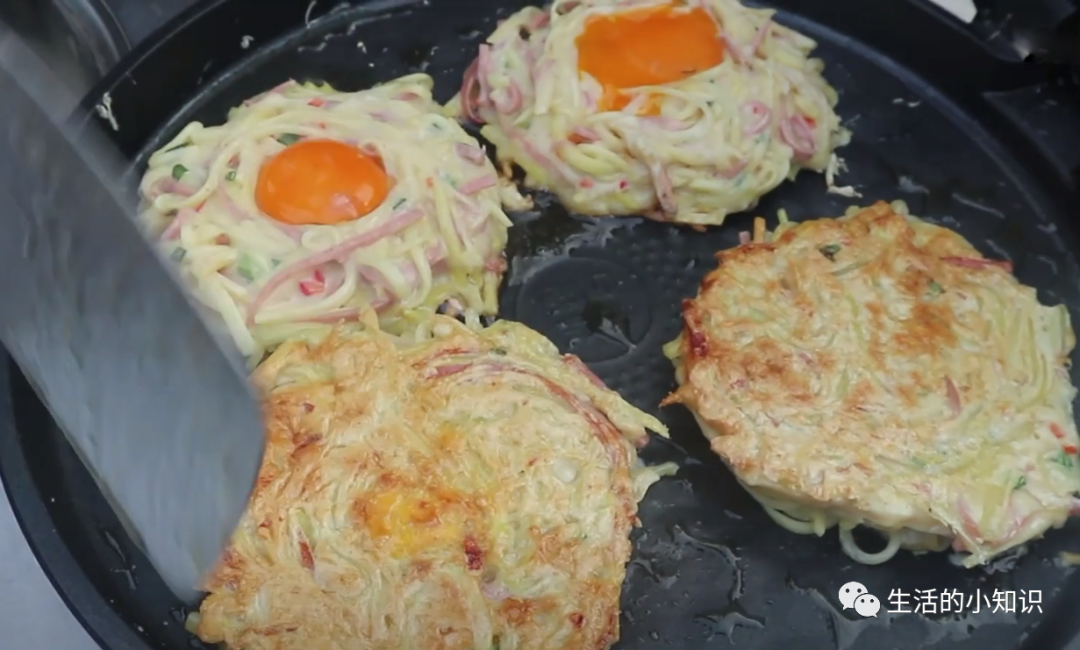 鸡蛋土豆饼的家常做法（土豆丝鸡蛋饼怎么做）-12