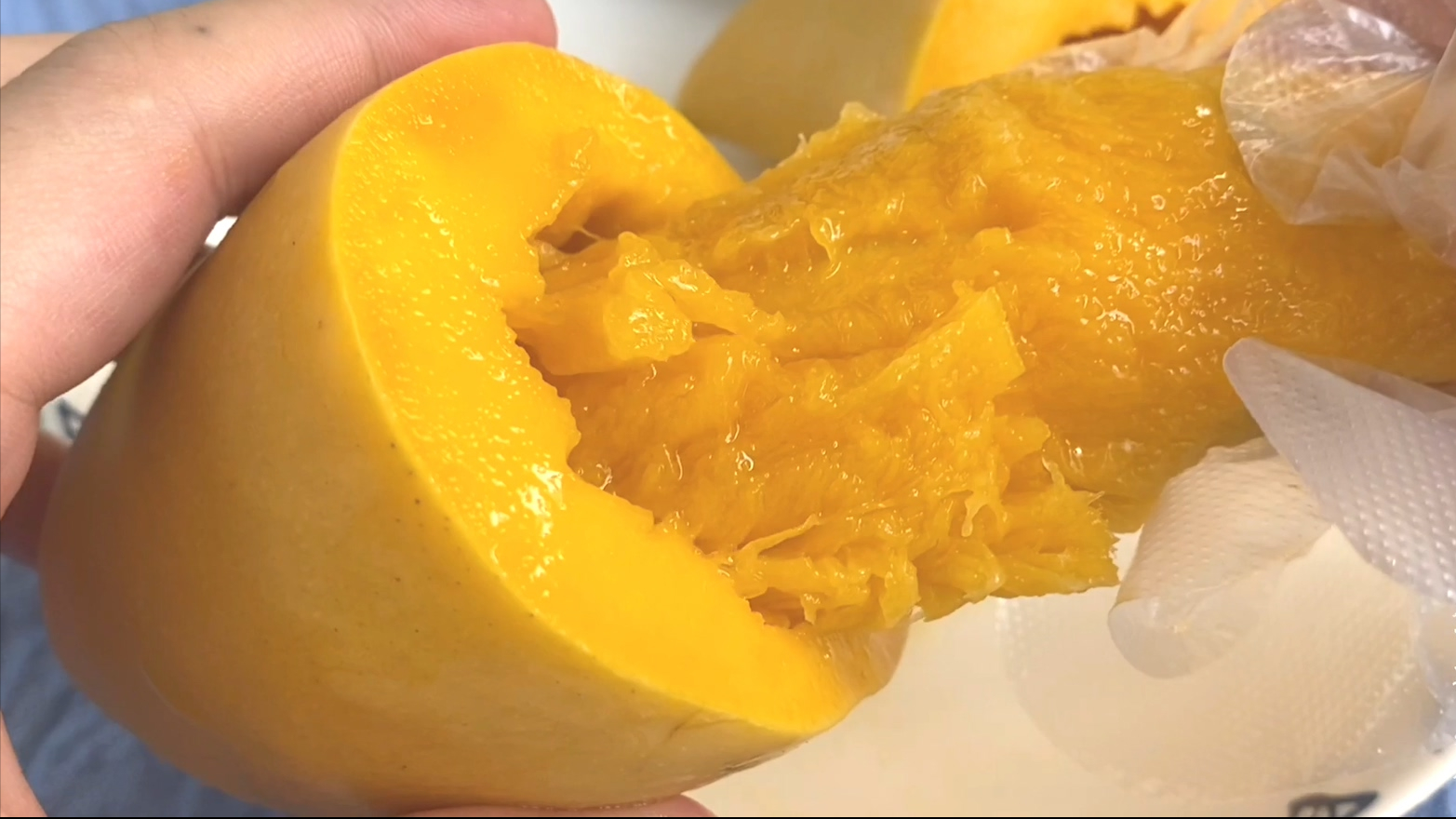 芒果怎么切成一块一块的（如何切小芒果最方便）-2