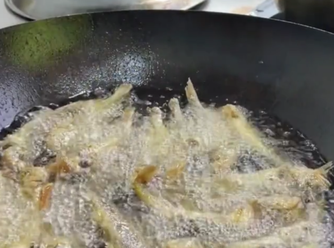 干炸小黄花鱼怎么做酥脆好吃_烧黄花鱼最简单的做法-5