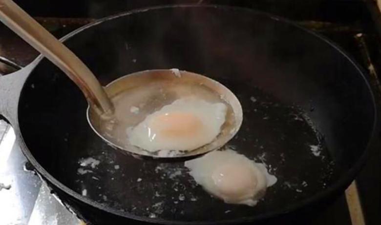 煮荷包蛋不散花的小技巧 水煮荷包蛋几分钟会熟？-4