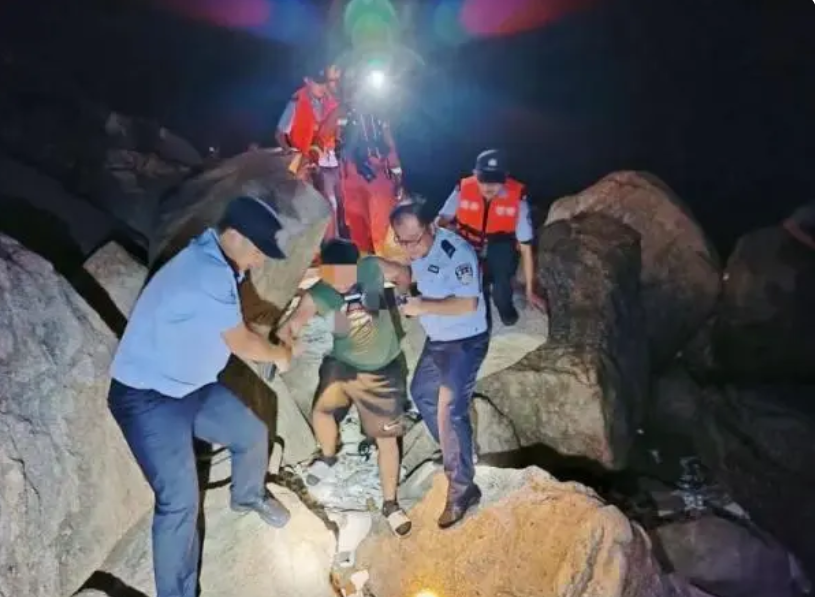 三游客违规进入自然保护区两人被困礁石,已成功救出