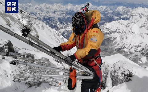 2023“巅峰使命”珠峰科考登山队员成功登顶
