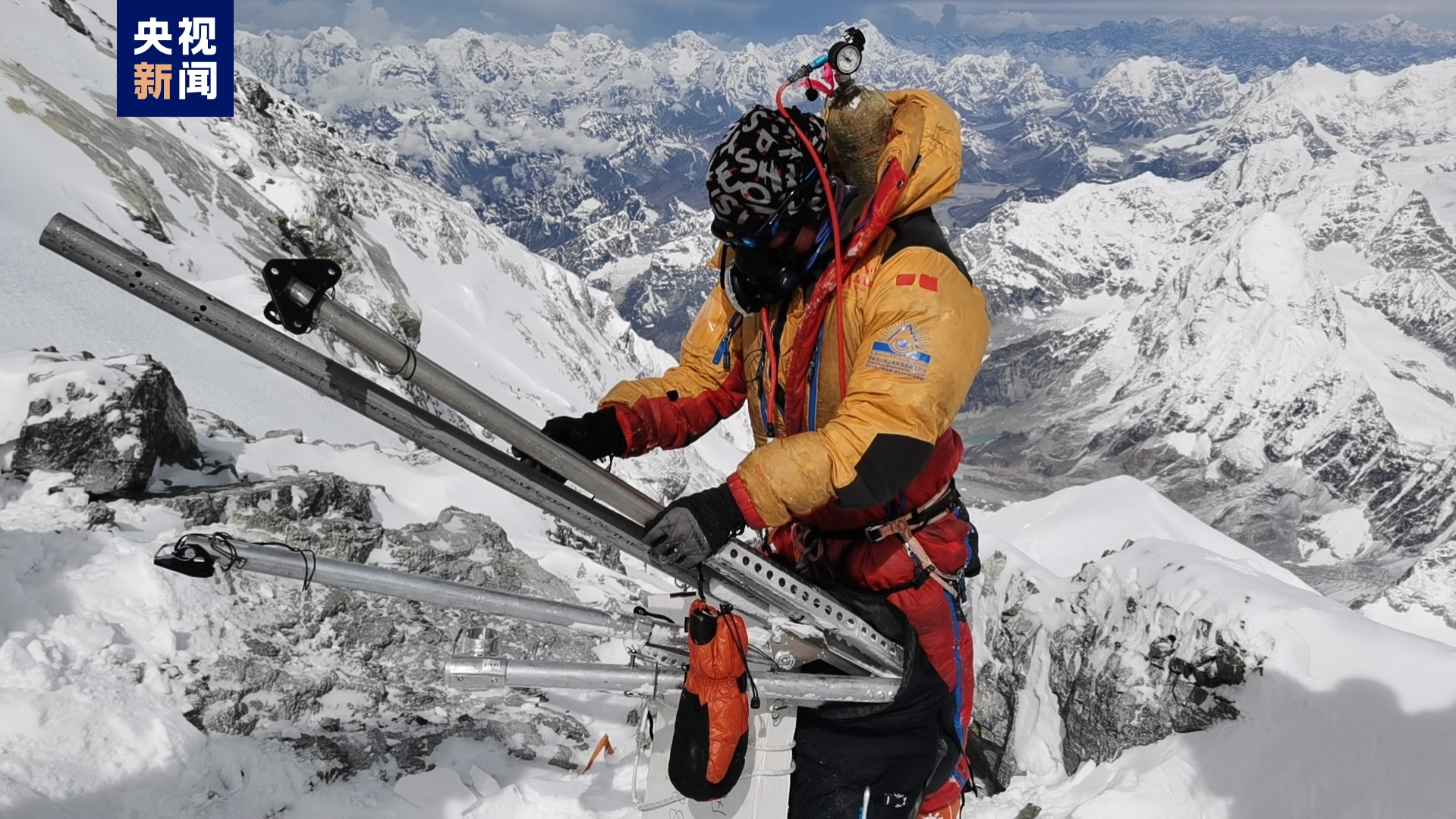 2023“巅峰使命”珠峰科考登山队员成功登顶