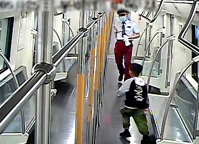 地铁出行时一定要照看好孩子:小男孩抢上地铁,一人从汉阳坐到了东西湖