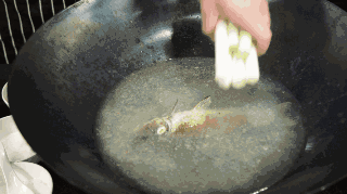鲫鱼汤怎么做好吃又白，煮出奶白色鲫鱼汤的小诀窍