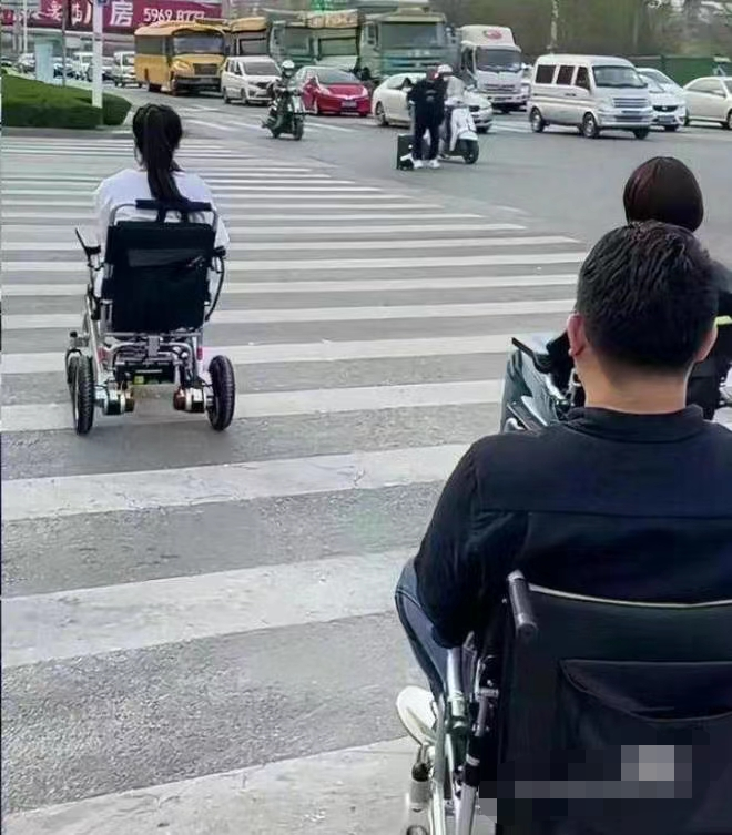 “出行神器”电动轮椅热销,为何年轻人盯上了电动轮椅