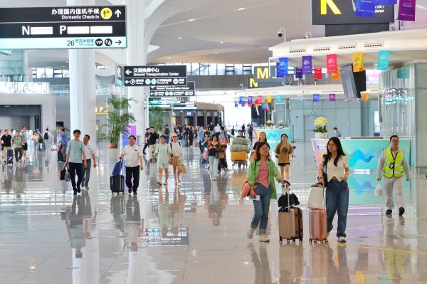 各地机场迎来暑运旅客高峰,浙江省进入了3年来的“最火暑运”
