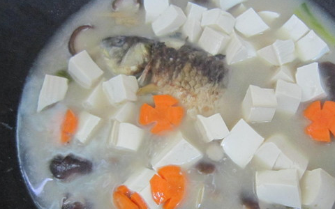 炖鱼汤时多做“这一步”，鱼汤没腥味 又白又鲜