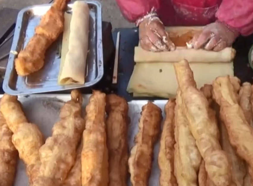 豆皮卷油杠:河南农村特色早餐